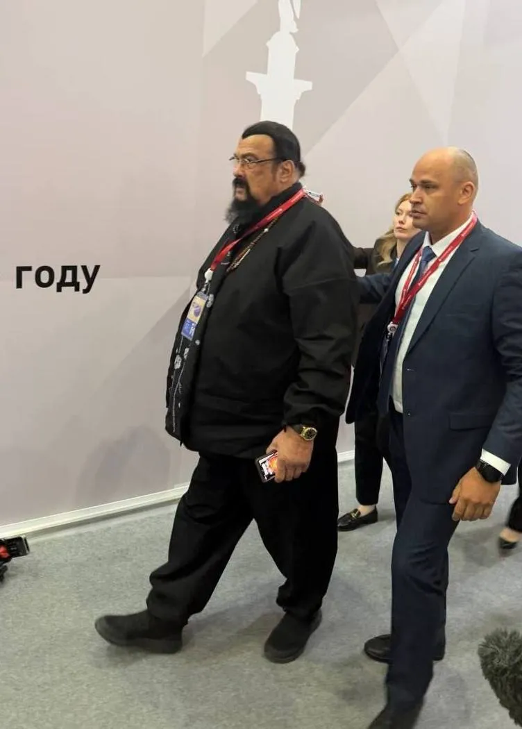 "Усіх виродків зібрали". Поплічник Путіна з Голлівуда втратив симпатію росіян через набрані кілограми: як Стівена Сігала змінила Росія