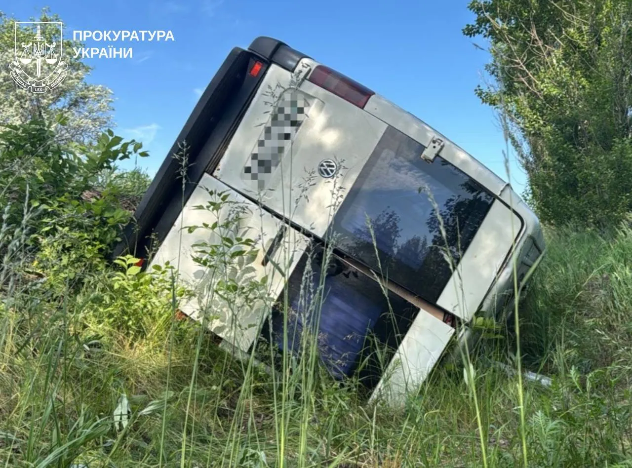На Харьковщине автобус с детьми слетел в кювет: есть пострадавшие. Фото