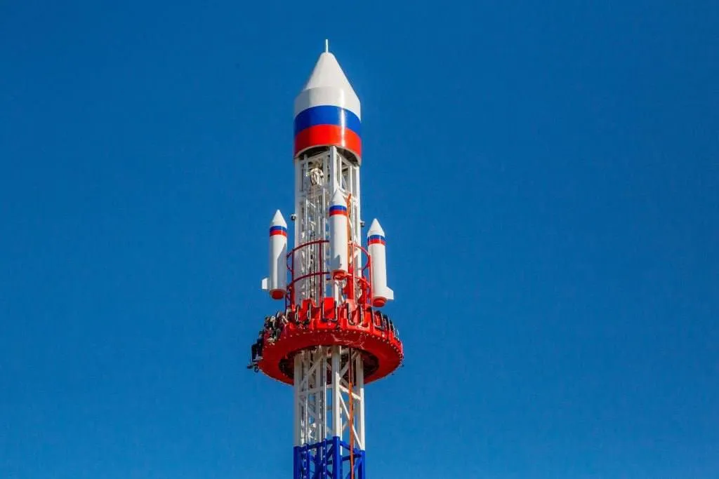 "Оруэлл на стероидах": в России установили аттракцион "Орешник" в виде ракеты и опозорились. Видео