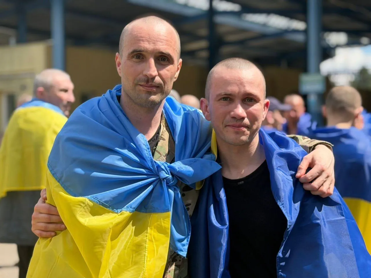 В Украину из российской неволи вернулись 185 защитников и гражданский: Зеленский раскрыл детали обмена. Фото и видео