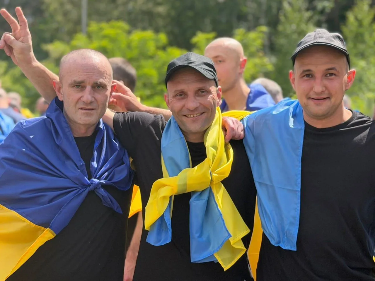 В Украину из российской неволи вернулись 185 защитников и гражданский: Зеленский раскрыл детали обмена. Фото и видео