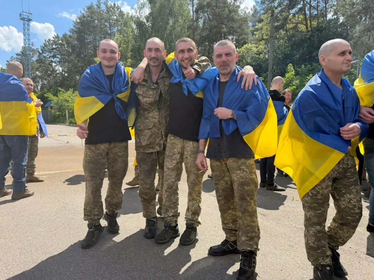 В Украину из российской неволи вернулись 185 защитников и гражданский: Зеленский раскрыл детали обмена. Фото и видео