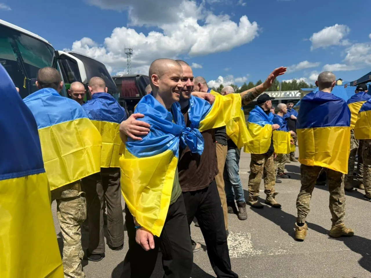 В Украину из российской неволи вернулись 185 защитников и гражданский: Зеленский раскрыл детали обмена. Фото и видео