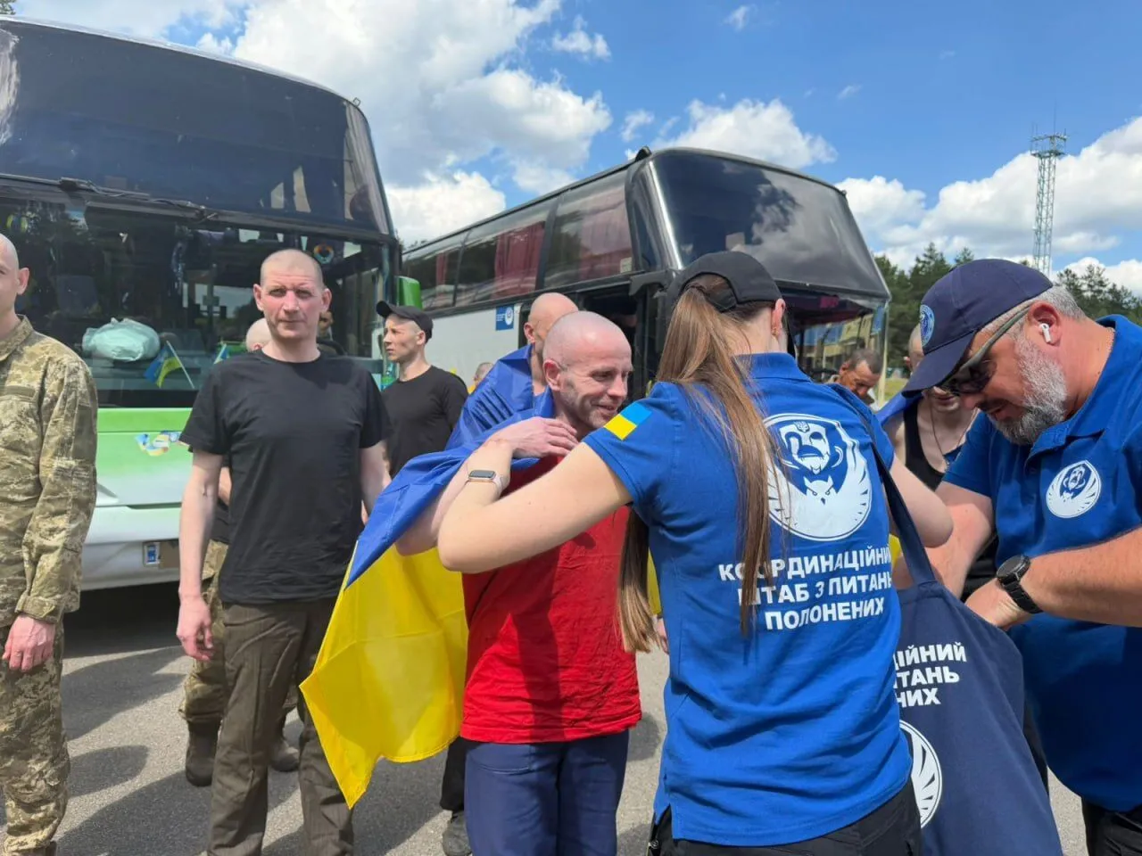 В Украину из российской неволи вернулись 185 защитников и гражданский: Зеленский раскрыл детали обмена. Фото и видео
