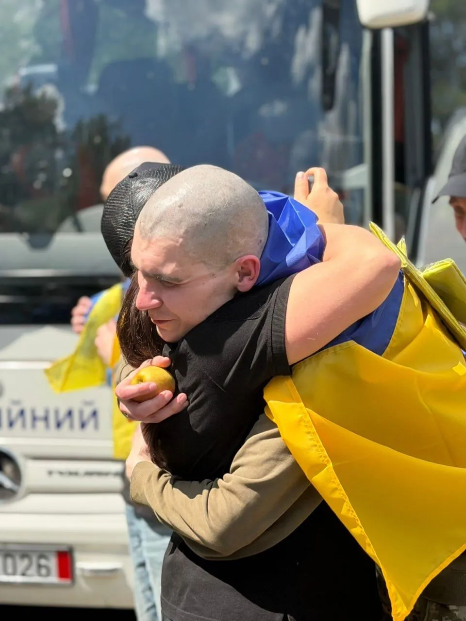 В Украину из российской неволи вернулись 185 защитников и гражданский: Зеленский раскрыл детали обмена. Фото и видео