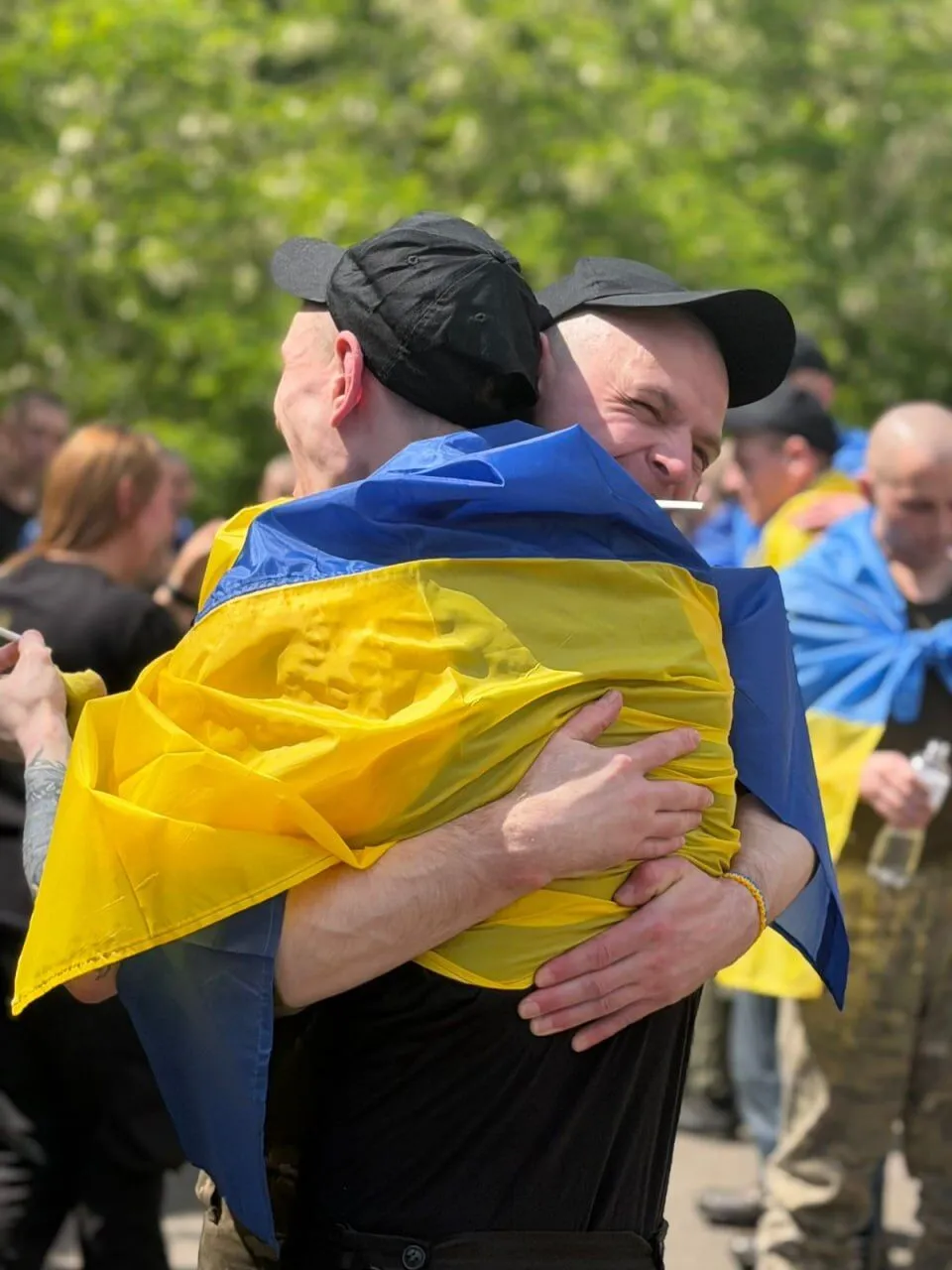 В Украину из российской неволи вернулись 185 защитников и гражданский: Зеленский раскрыл детали обмена. Фото и видео