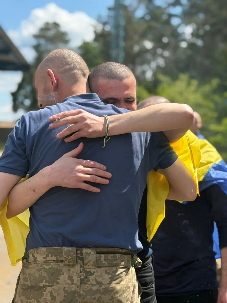 В Украину из российской неволи вернулись 185 защитников и гражданский: Зеленский раскрыл детали обмена. Фото и видео