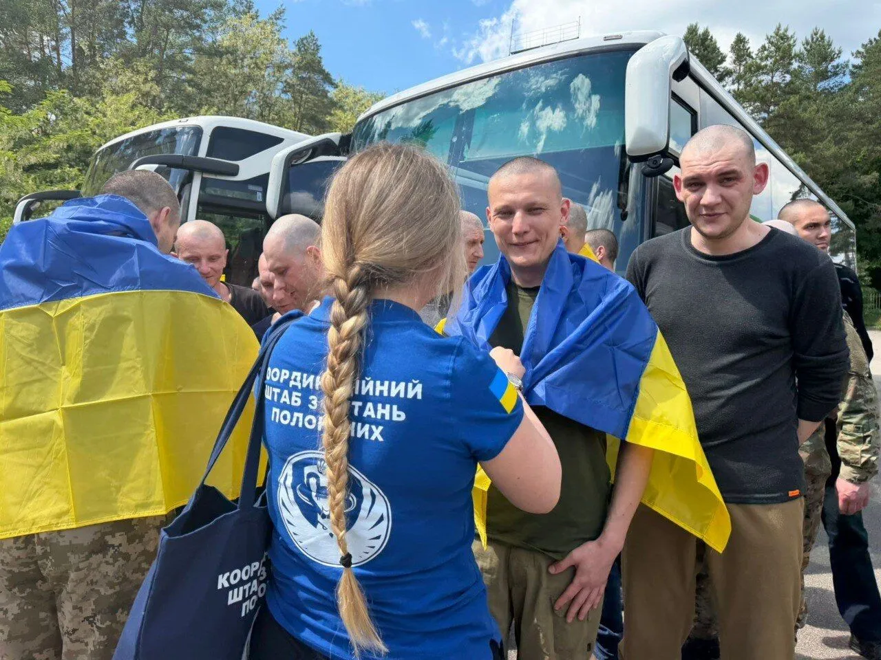 В Украину из российской неволи вернулись 185 защитников и гражданский: Зеленский раскрыл детали обмена. Фото и видео