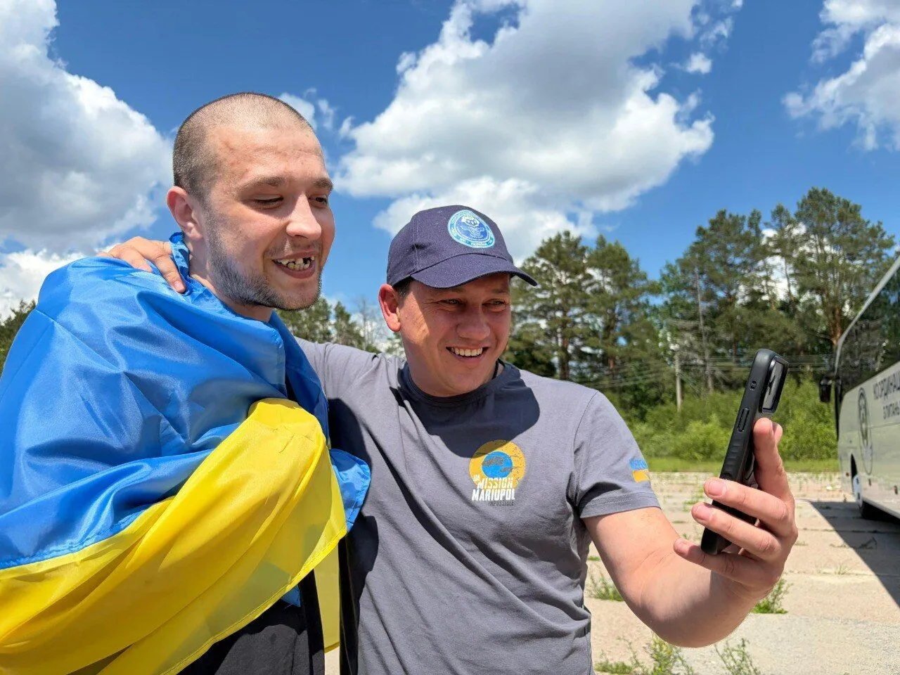 В Украину из российской неволи вернулись 185 защитников и гражданский: Зеленский раскрыл детали обмена. Фото и видео