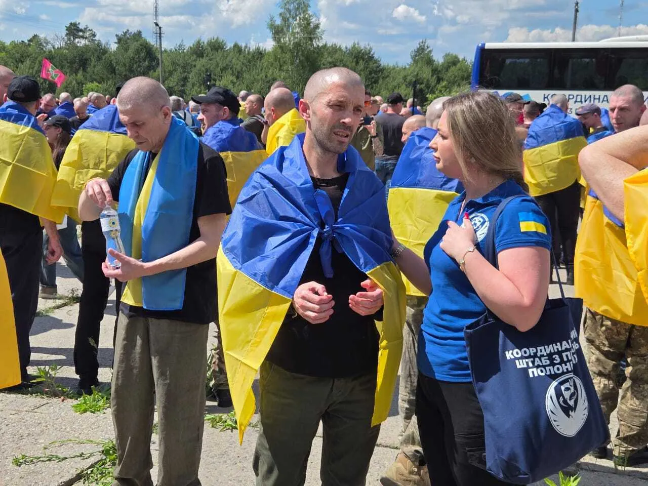В Украину из российской неволи вернулись 185 защитников и гражданский: Зеленский раскрыл детали обмена. Фото и видео