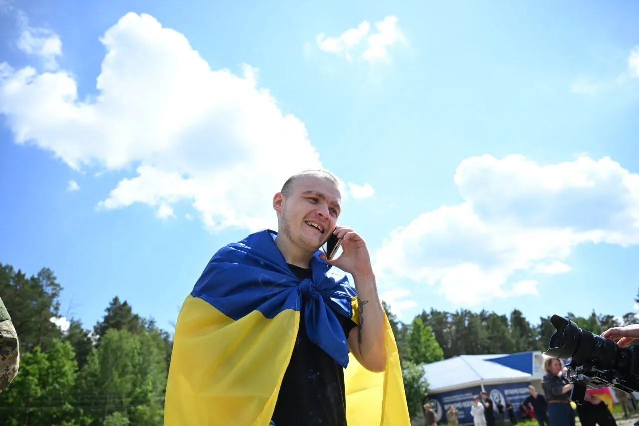 В Украину из российской неволи вернулись 185 защитников и гражданский: Зеленский раскрыл детали обмена. Фото и видео