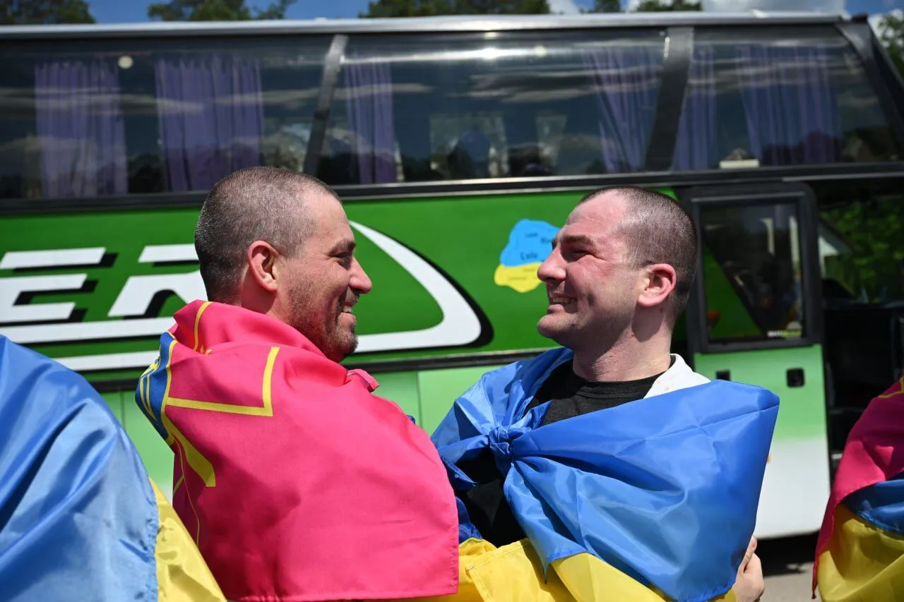 В Украину из российской неволи вернулись 185 защитников и гражданский: Зеленский раскрыл детали обмена. Фото и видео