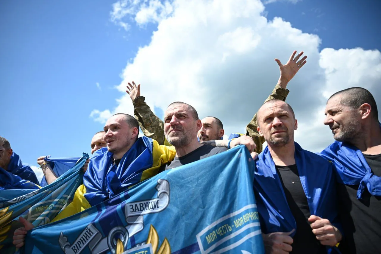 В Украину из российской неволи вернулись 185 защитников и гражданский: Зеленский раскрыл детали обмена. Фото и видео