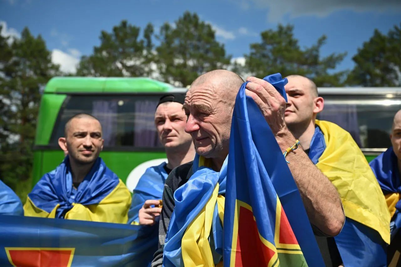 В Украину из российской неволи вернулись 185 защитников и гражданский: Зеленский раскрыл детали обмена. Фото и видео