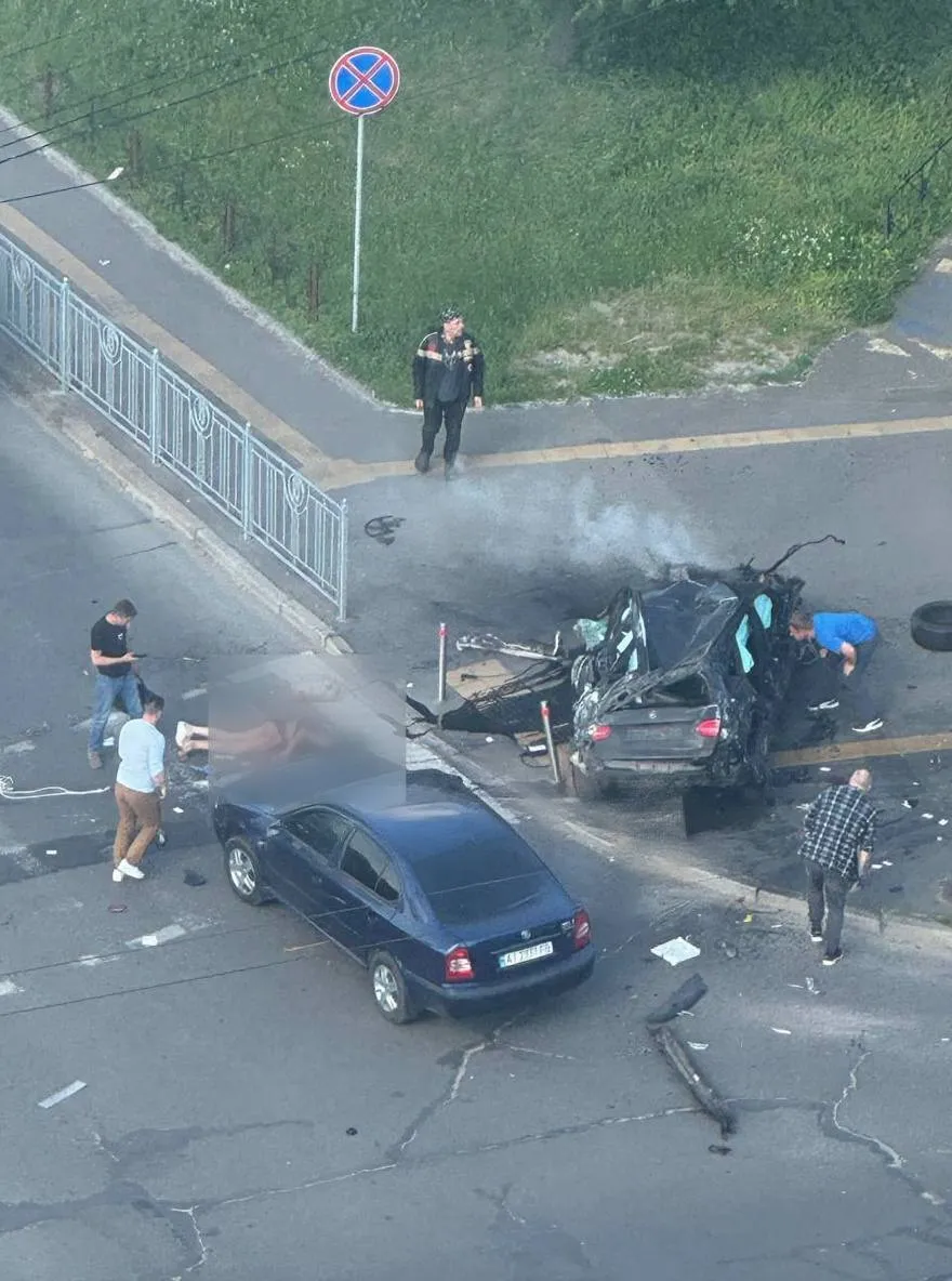 Кровавое ДТП в Киеве: погибли двое мужчин, женщина и 12-летний парень, трое травмированных. Фото, видео
