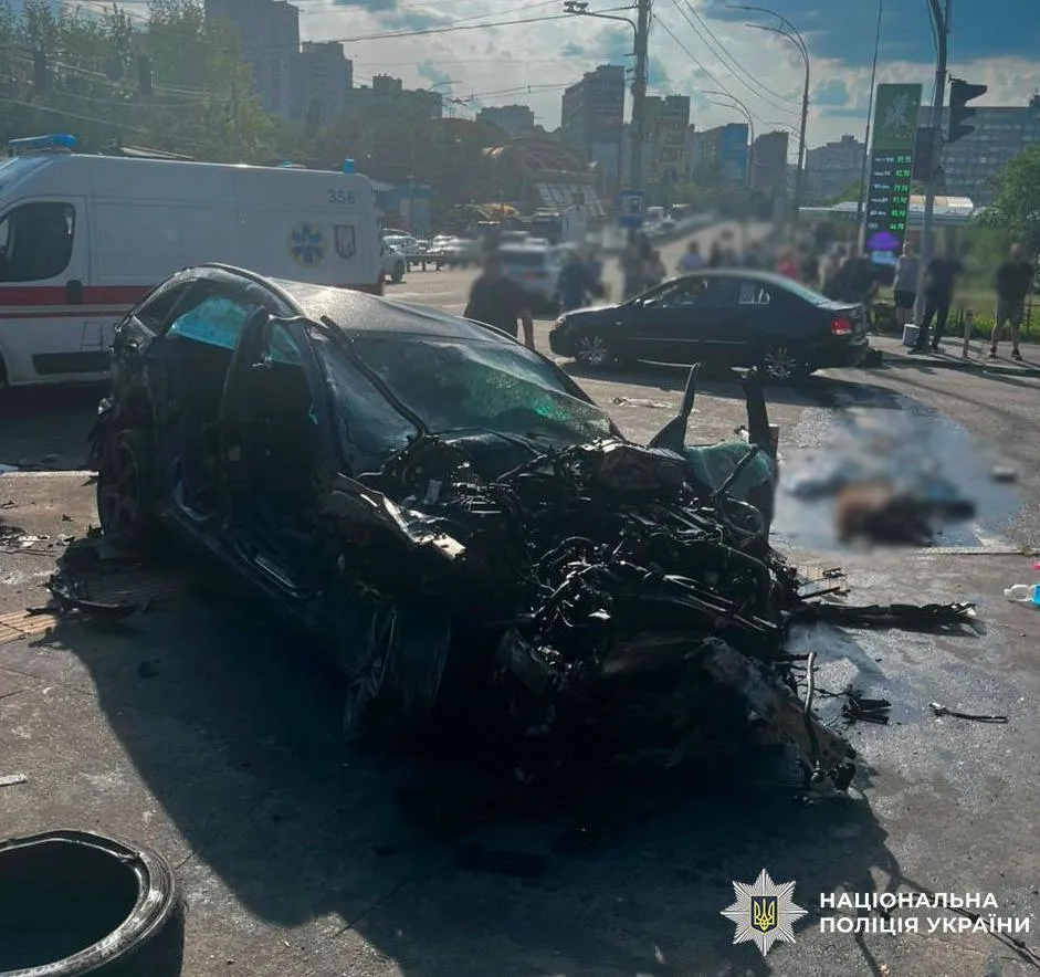 Кровавое ДТП в Киеве: погибли двое мужчин, женщина и 12-летний парень, трое травмированных. Фото, видео