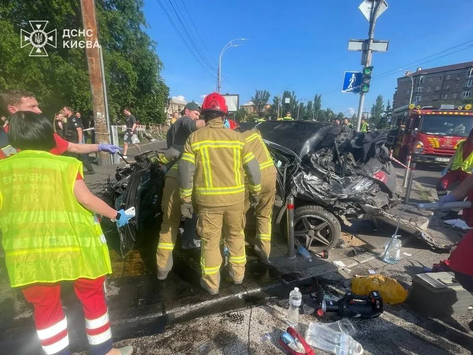 Кровавое ДТП в Киеве: погибли двое мужчин, женщина и 12-летний парень, трое травмированных. Фото, видео