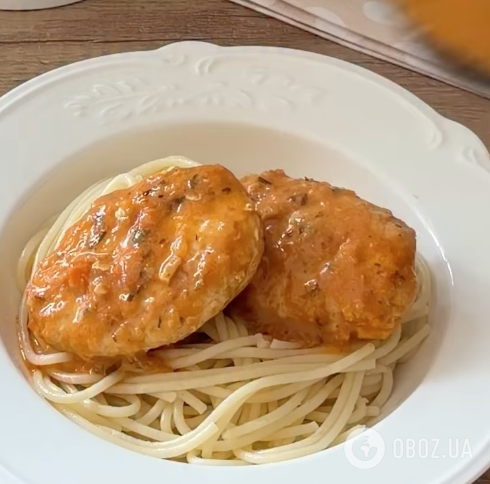 Сочные куриные котлеты с вкусный соусом: рассказываем, что добавить в фарш для сочности