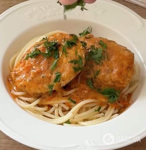 Сочные куриные котлеты с вкусный соусом: рассказываем, что добавить в фарш для сочности