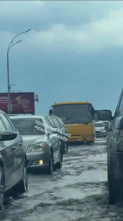 Дороги перетворились на річки: Київ накрила сильна гроза. Фото та відео