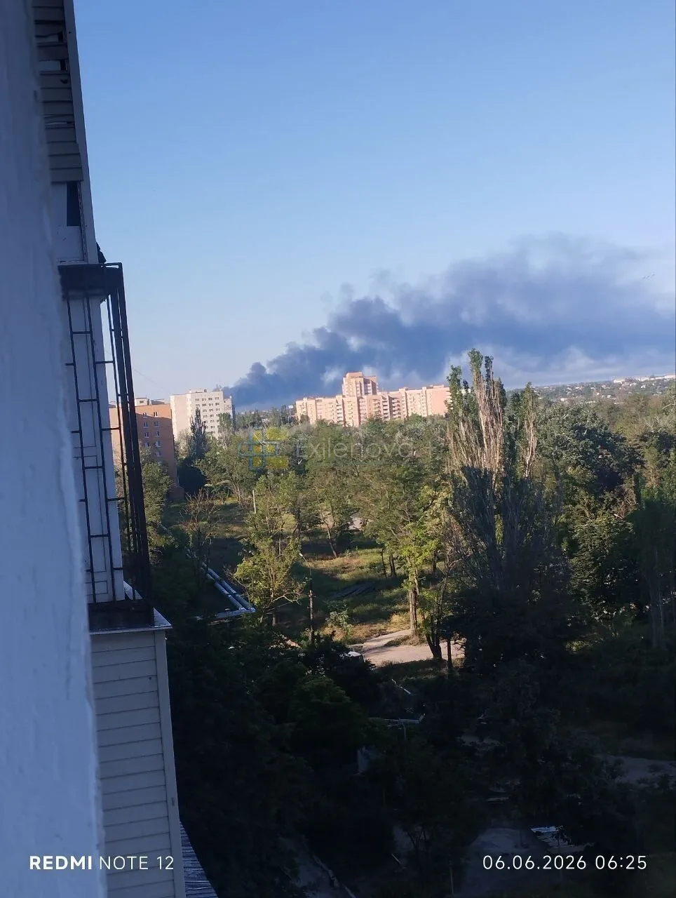 В окупованому Маріуполі атакували порт: над містом піднявся дим. Фото