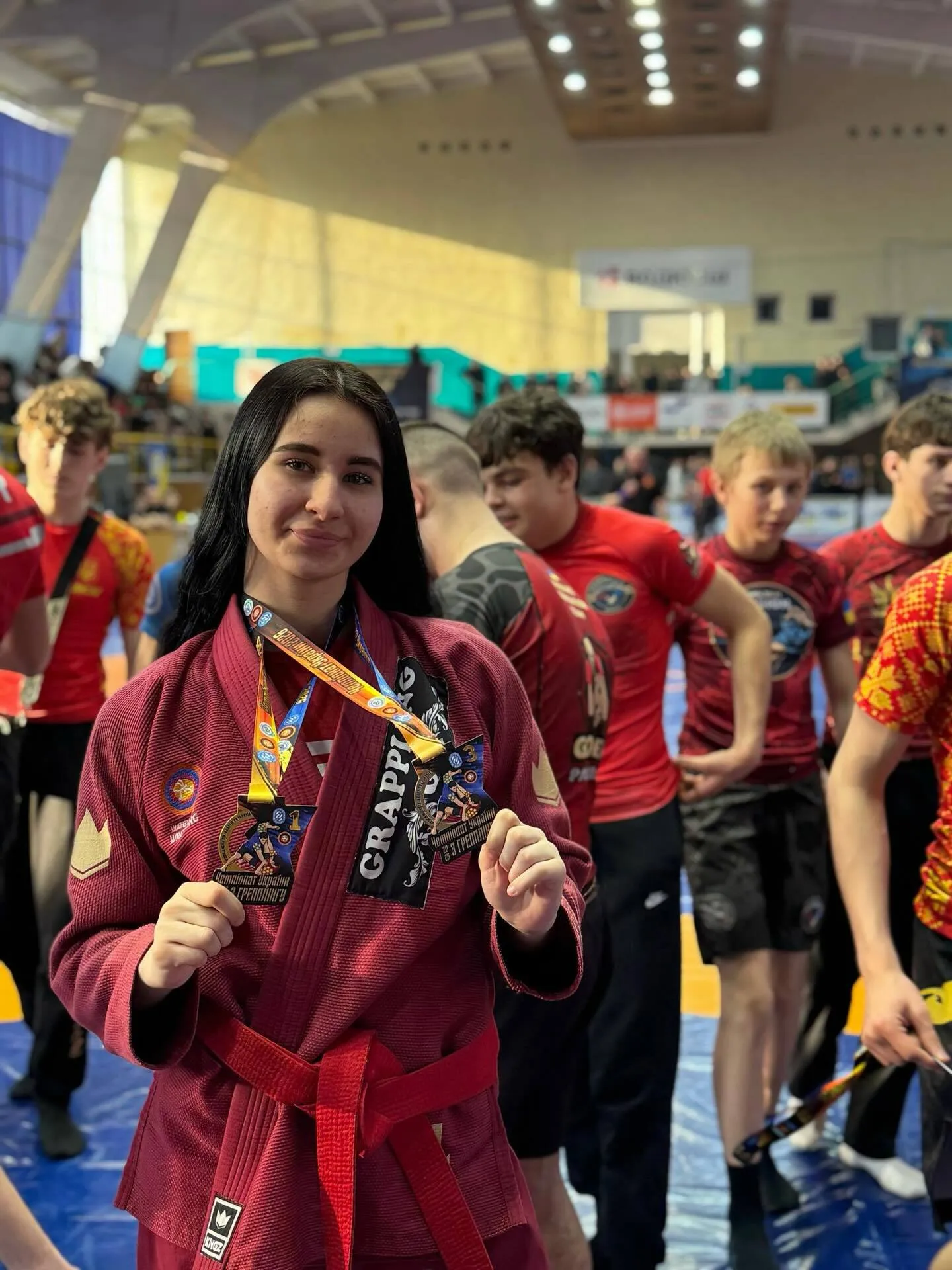 Російські спортсменки не витримали гімн України і втекли з п'єдесталу після розгрому на чемпіонаті Європи з панкратіону. Відео
