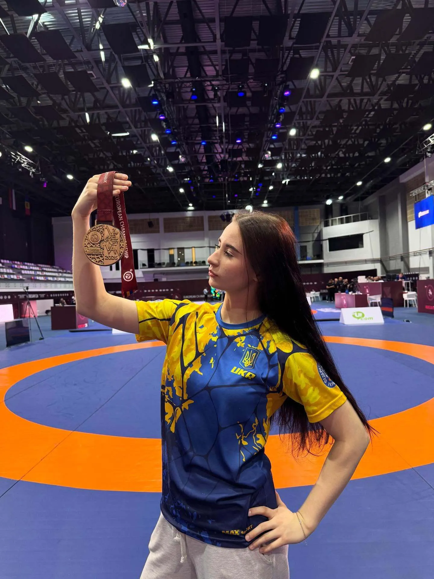 Російські спортсменки не витримали гімн України і втекли з п'єдесталу після розгрому на чемпіонаті Європи з панкратіону. Відео