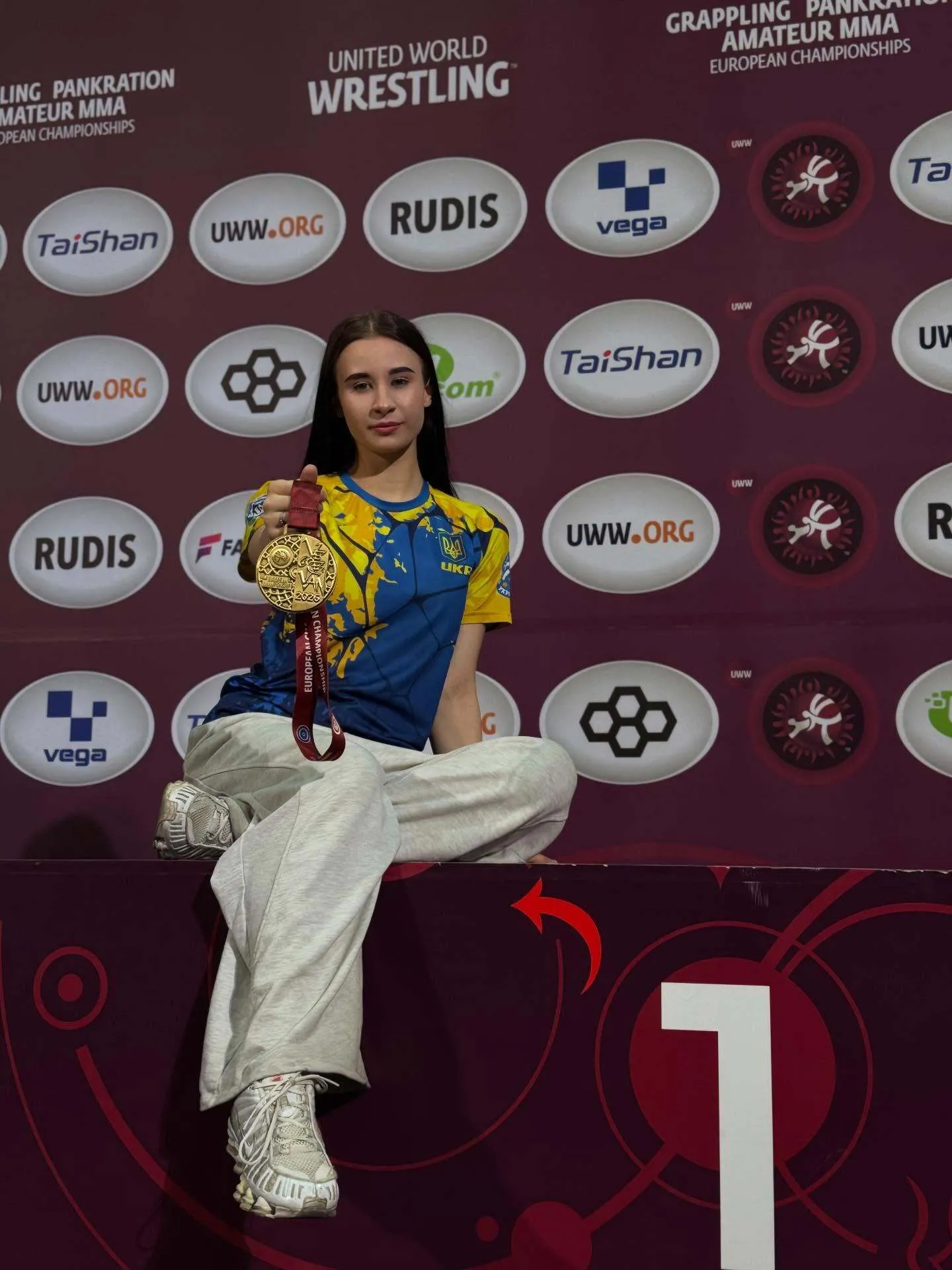 Російські спортсменки не витримали гімн України і втекли з п'єдесталу після розгрому на чемпіонаті Європи з панкратіону. Відео