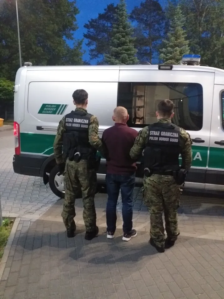 Із Польщі депортували українця, який виловив відомого варшавського сома. Фото