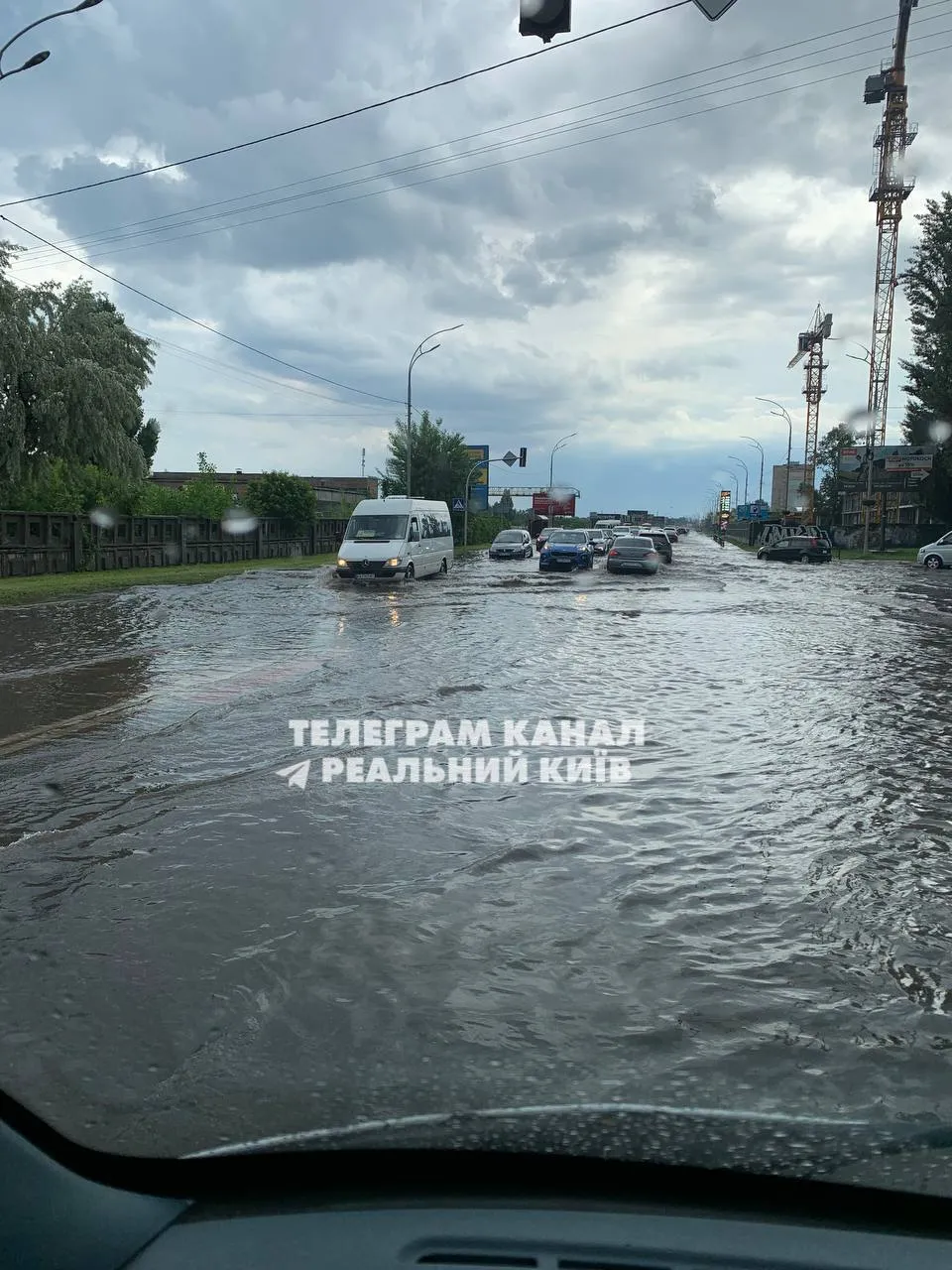 Дороги перетворились на річки: Київ накрила сильна гроза. Фото та відео