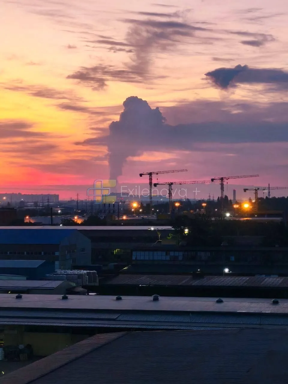 Дроны атаковали нефтебазу в Краснодарском крае РФ: вспыхнул мощный пожар. Фото и видео