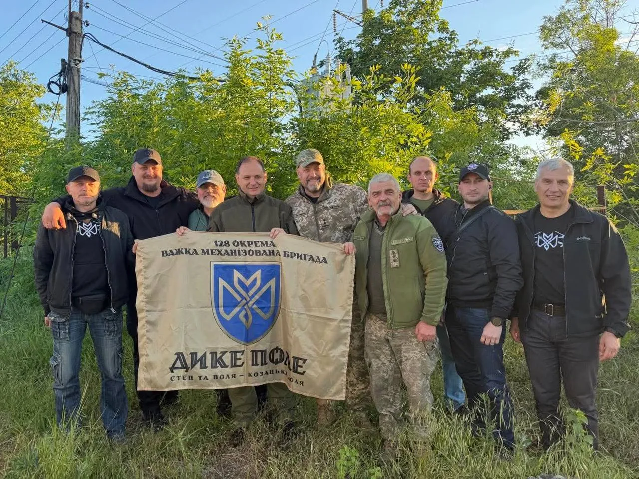 Дрон попал в авто: Олега Тягнибока ранили на фронте