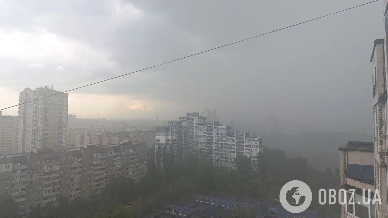 Дороги перетворились на річки: Київ накрила сильна гроза. Фото та відео