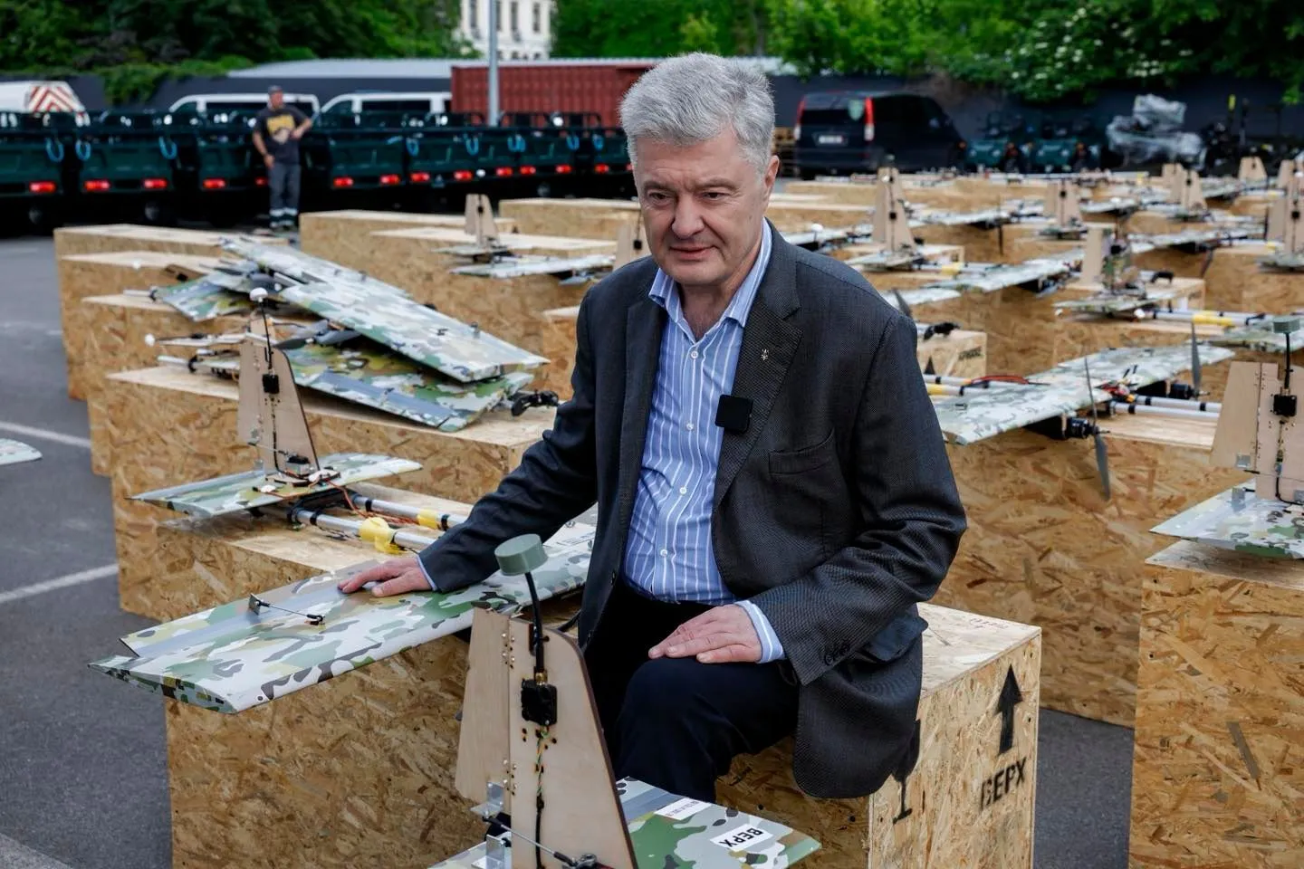 Враг понимает только язык силы: Порошенко передал военным очередную партию дронов и техники