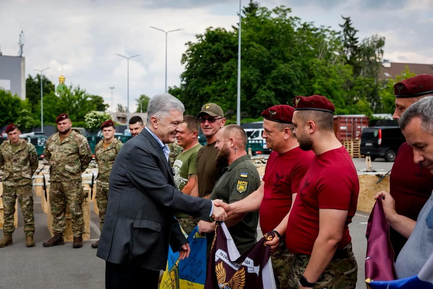 Враг понимает только язык силы: Порошенко передал военным очередную партию дронов и техники