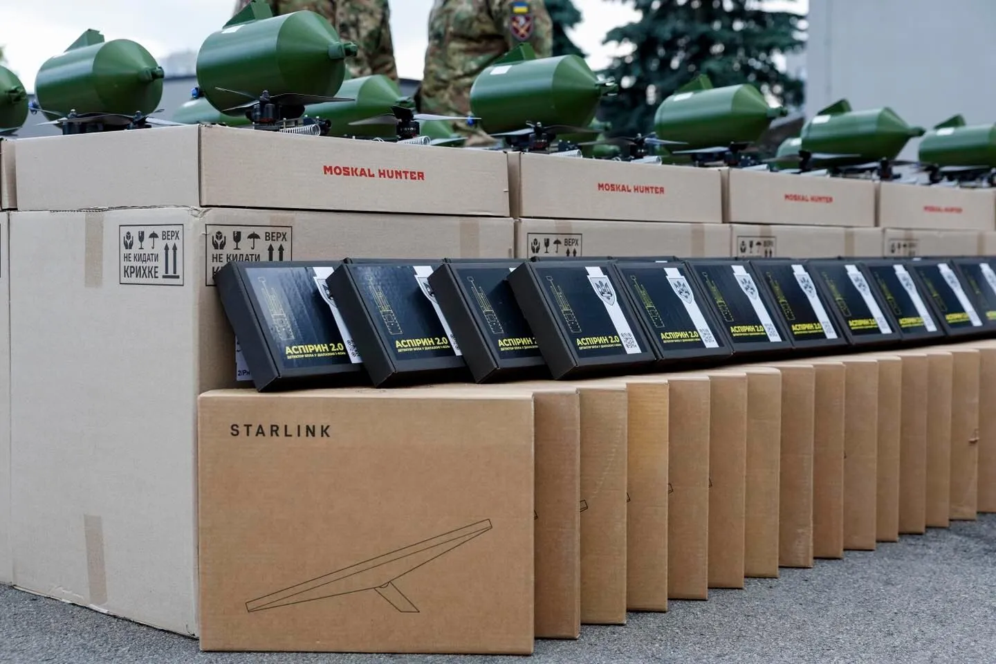 Враг понимает только язык силы: Порошенко передал военным очередную партию дронов и техники