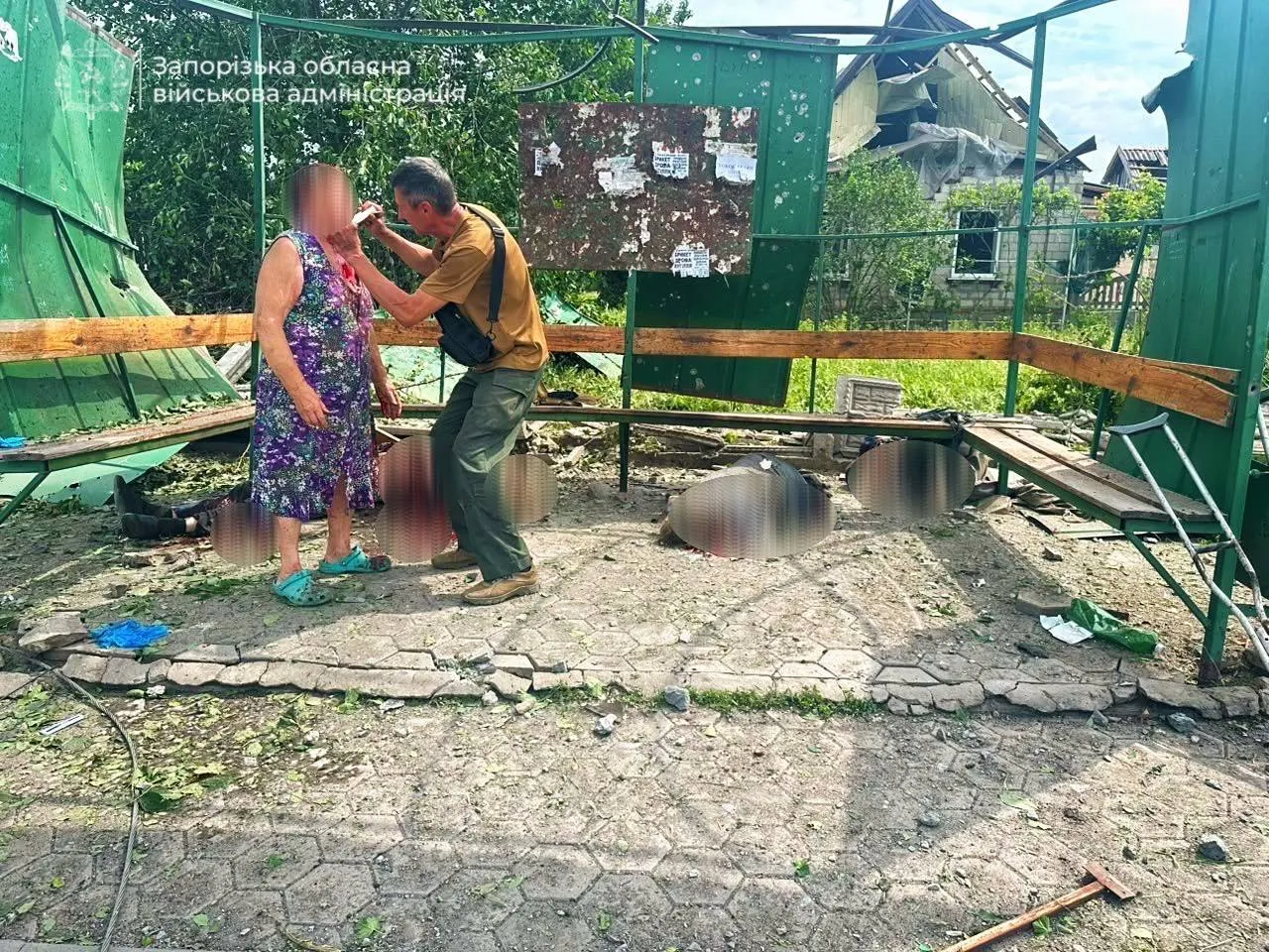 Оккупанты атаковали поселок Балабино в Запорожье: есть погибшие и разрушения. Фото