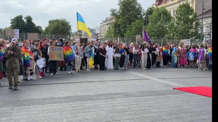 В центре Львова во время ЛГБТ-митинга поженили однополую пару