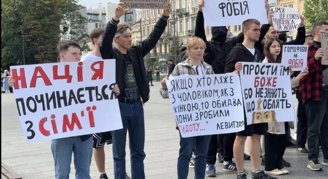 В центре Львова во время ЛГБТ-митинга поженили однополую пару