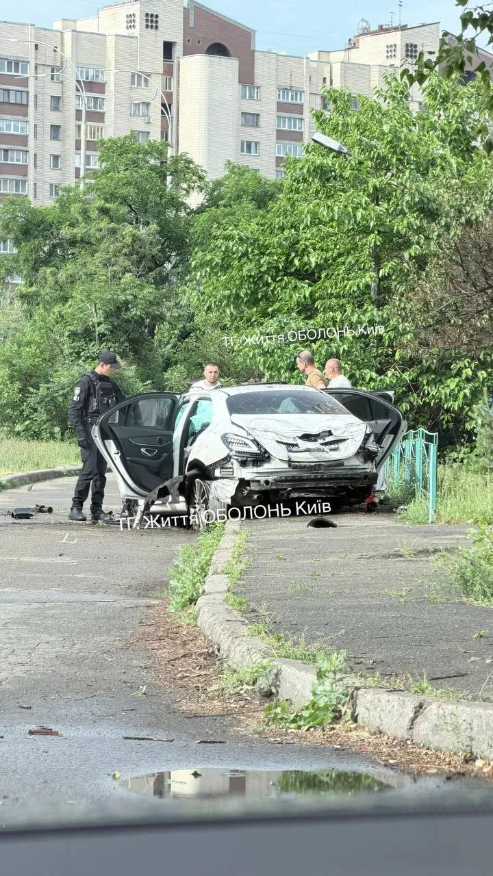 На Оболоні в Києві п'яна водійка на швидкості вилетіла з дороги на дитячий майданчик. Відео