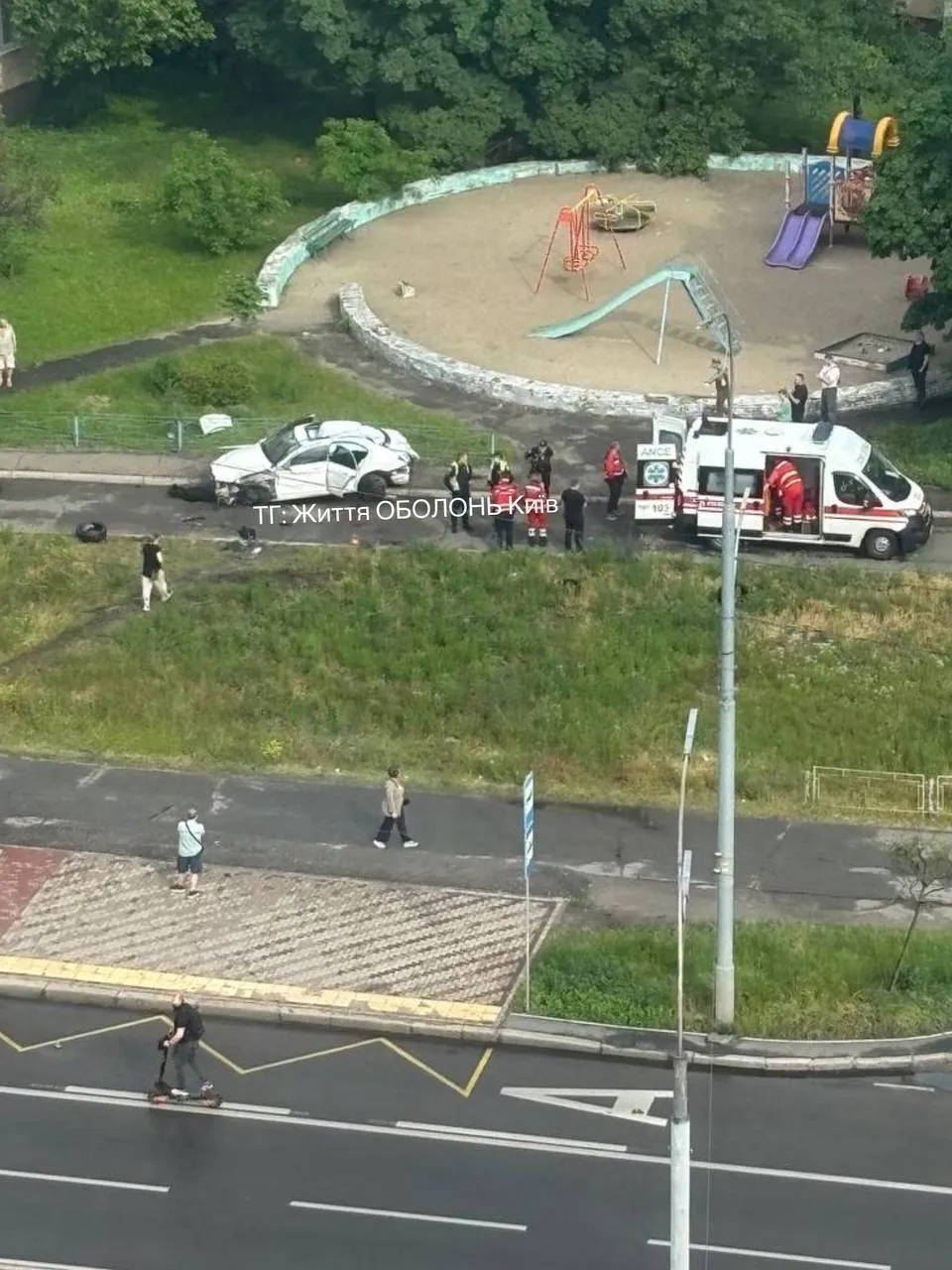 На Оболоні в Києві п'яна водійка на швидкості вилетіла з дороги на дитячий майданчик. Відео