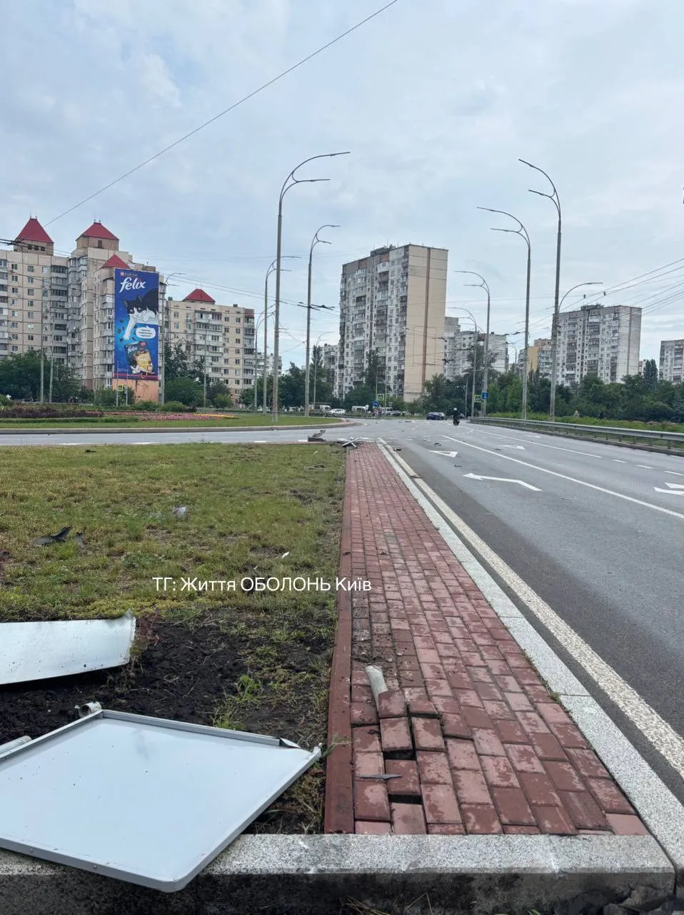 На Оболоні в Києві п'яна водійка на швидкості вилетіла з дороги на дитячий майданчик. Відео