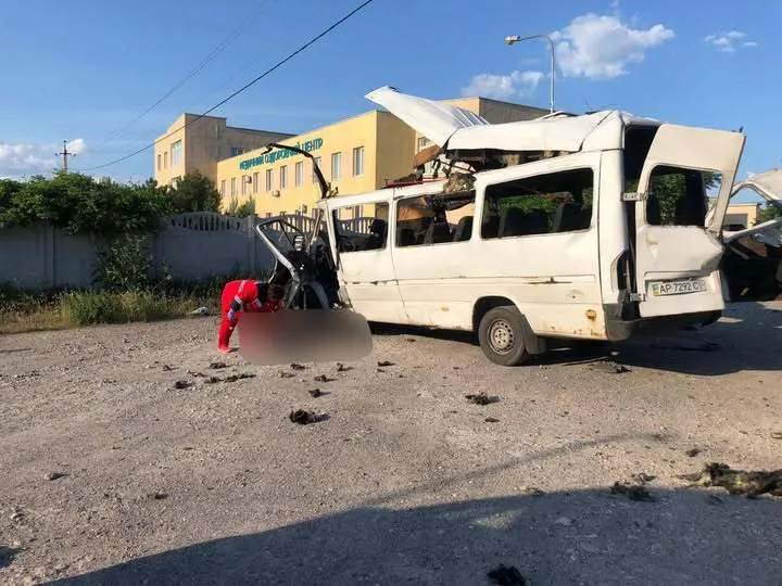 В Запорожье в результате вражеского удара погиб водитель маршрутного такси. Фото