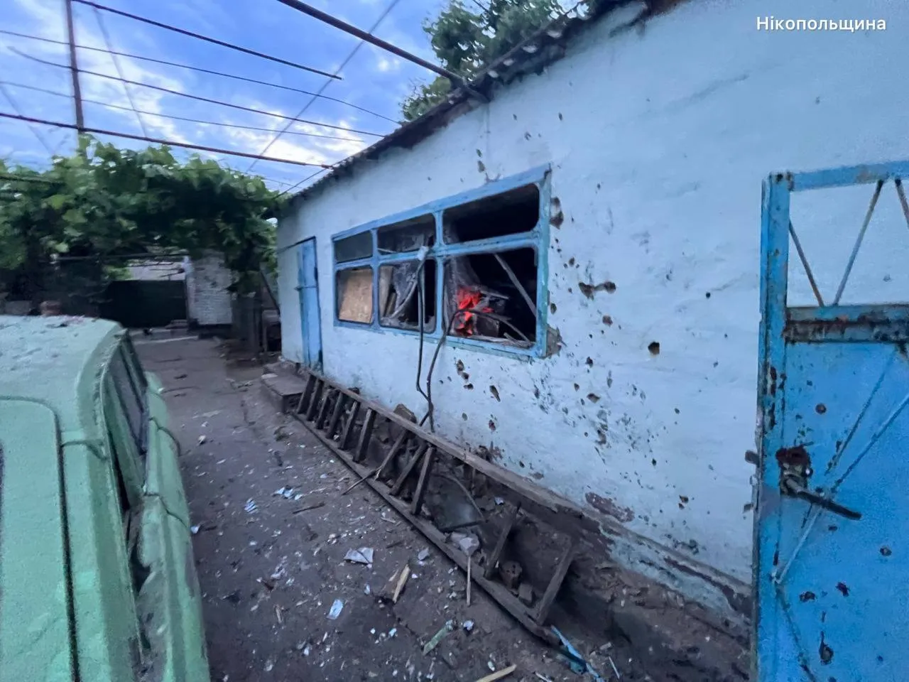 Окупанти вдарили по Дніпропетровщині безпілотниками та артилерією: постраждали четверо людей