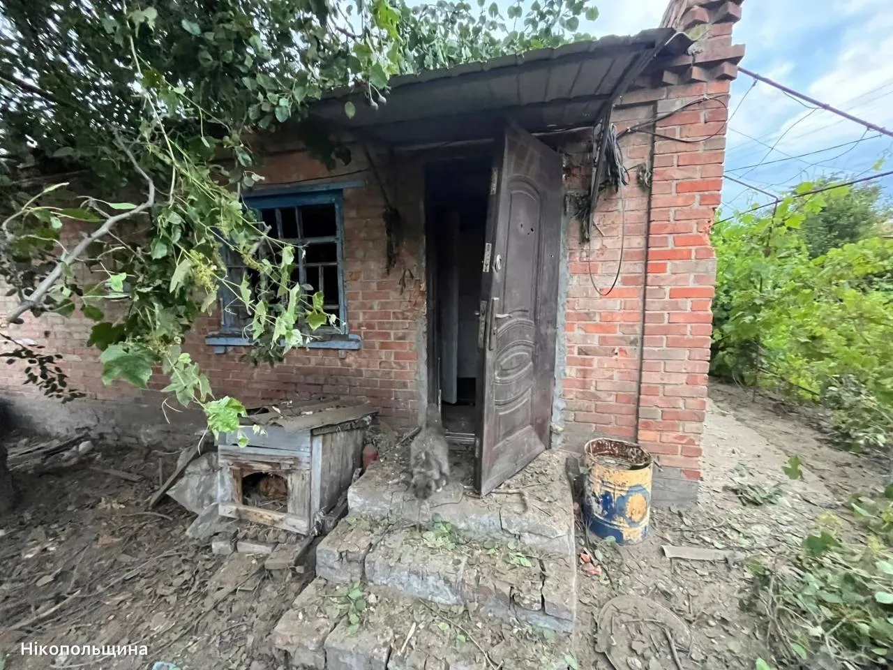 Окупанти вдарили по Дніпропетровщині безпілотниками та артилерією: постраждали четверо людей