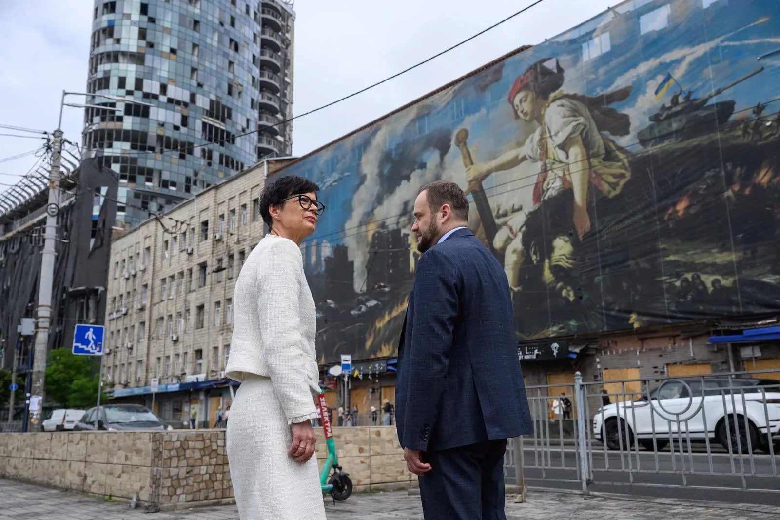 Єврокомісарка Марта Кос відвідала місце удару Росії на Лук'янівці. Відео