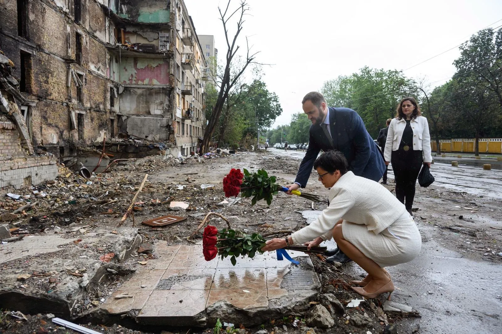 Єврокомісарка Марта Кос відвідала місце удару Росії на Лук'янівці. Відео