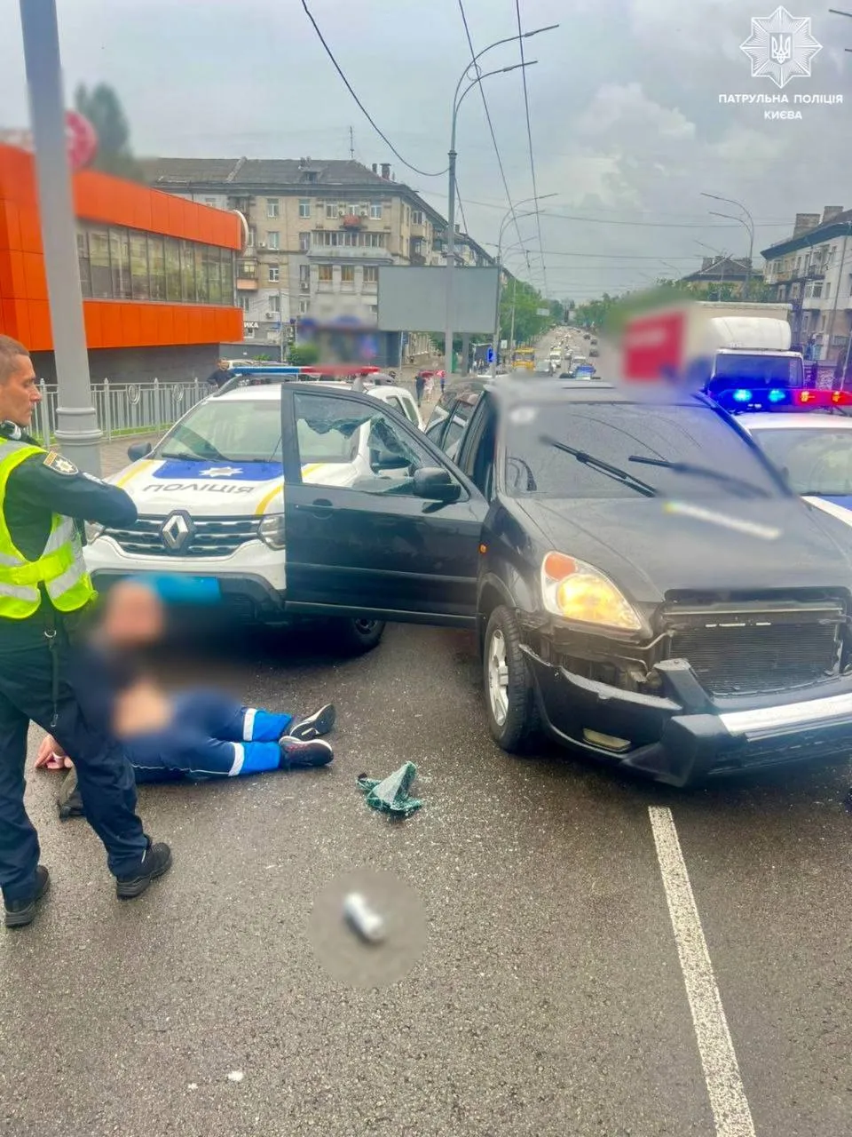 В Киеве пьяный водитель, убегая от полиции, повредил три служебных авто. Подробности и фото