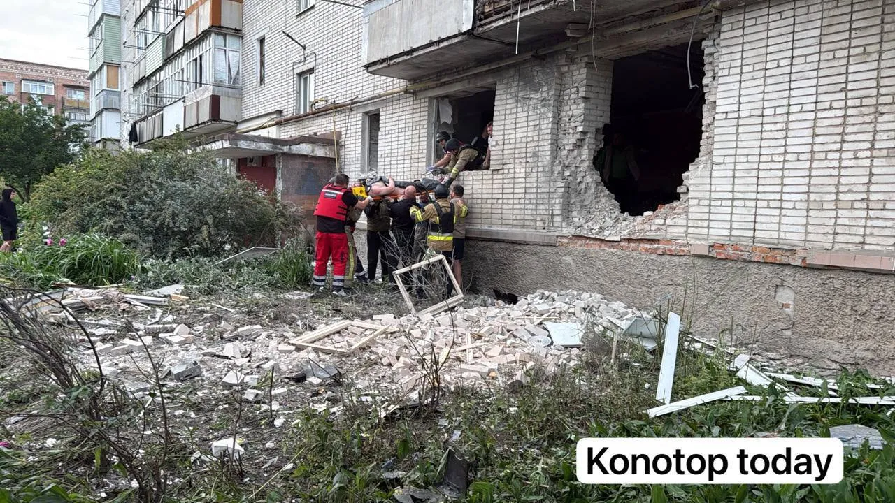 Оккупанты атаковали Конотоп на Сумщине: есть пострадавшие, под завалами человек. Фото