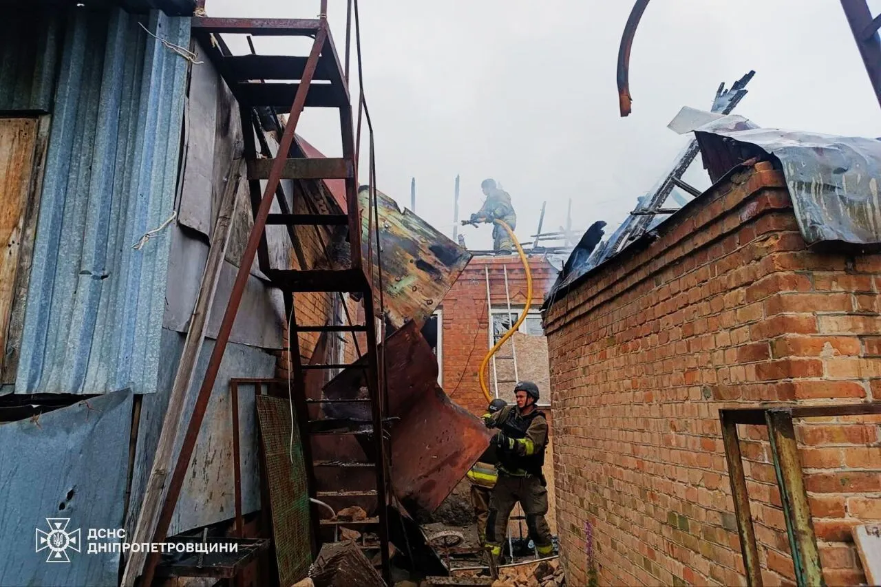 Окупанти вдарили по Дніпропетровщині безпілотниками та артилерією: постраждали четверо людей